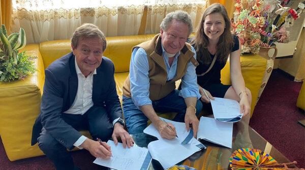 Fortescue Future Industries (FFI) founder Andrew Forrest and High yield Energy Technologies (HyET) Group CEO Rombout Swanborn sign off on a deal that will see FFI acquire 60 percent stake of HyET Group in this undated photo. (Supplied)