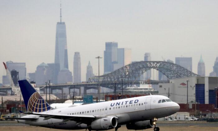 United Airlines Plans Over 3,500 Domestic Flights to Tap Holiday Demand