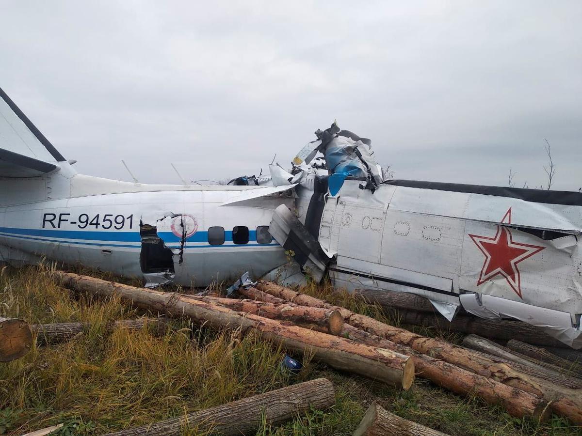 Russian Plane Carrying Parachutists Crashes, 16 Killed