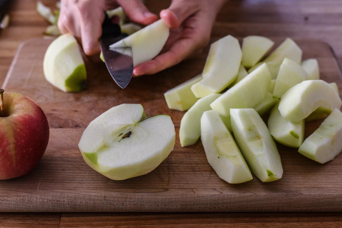 Choose a mix of baking apples, and cut them into wedges. (Audrey Le Goff)