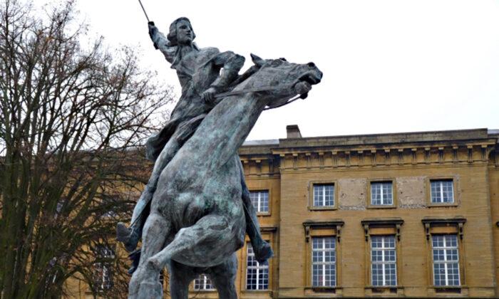 Statue of the American-French hero Marquis de Lafayette in front of the Governor Palace in Metz, France, where he decided to join the American cause. (<a href="https://en.wikipedia.org/wiki/File:Lafayette_Metz_Palais_Justice_2010.jpg">Bava Alcide57</a>/<a href="https://creativecommons.org/licenses/by-sa/3.0/deed.en">CC BY-SA 3.0</a>)
