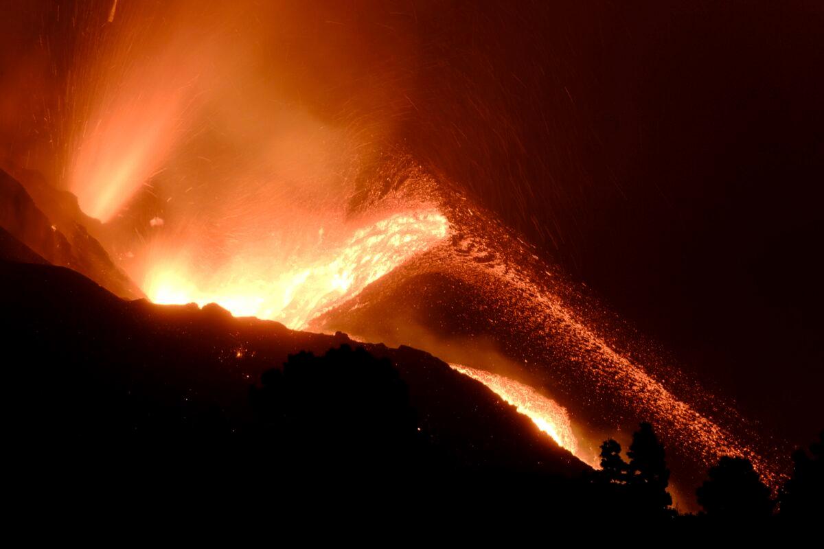 A volcano continues to spew out lava on the Canary island of La Palma, Spain, on Oct. 10, 2021. (Daniel Roca/AP Photo)