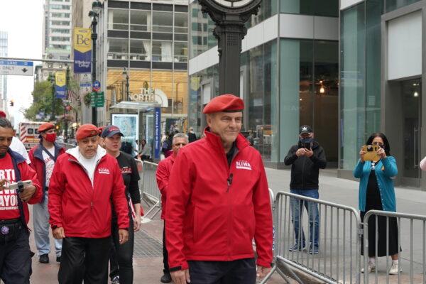 Mayoral candidate Curtis Sliwa participates in the Columbus Day parade, in Manhattan, N.Y., on Oct. 11, 2021. (Enrico Trigoso/The Epoch Times)