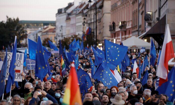 Poles Demonstrate in Support of EU Membership