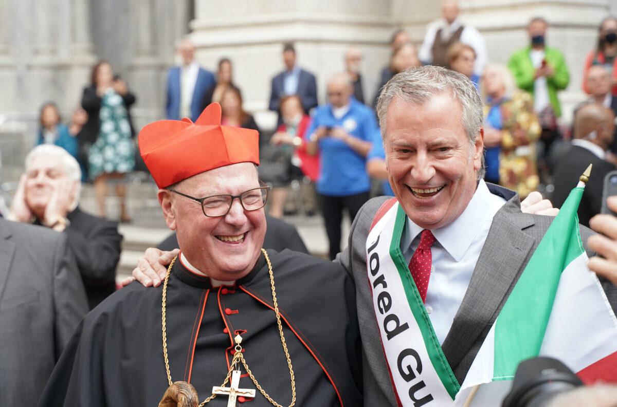 NY Cardinal Timothy Dolan (left) and NYC Mayor Bill De Blasio (right) during Columbus Day parade, Manhattan, N.Y., on Oct. 11, 2021. (Enrico Trigoso/The Epoch Times)
