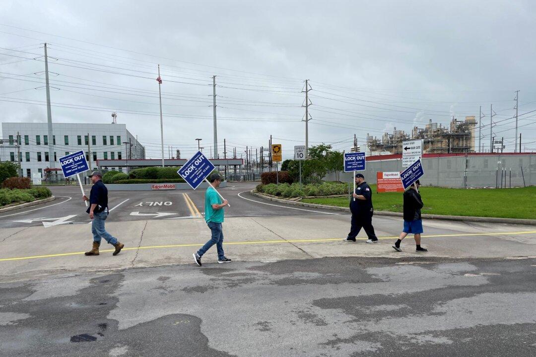 Exxon Discusses New Terms With Union Representing Locked-Out Texas Refinery Workers