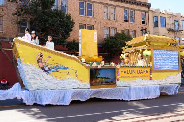A Falun Dafa float in the Italian Heritage Parade in San Francisco, Calif., on Oct. 10, 2021. (Ilene Eng/The Epoch Times)