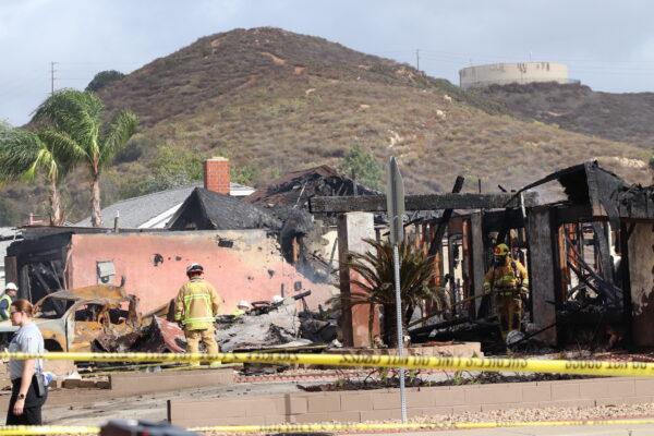 A twin-engine plane crashed in a residential neighborhood in Santee, Calif., Oct. 11. (Tina Deng/The Epoch Times)