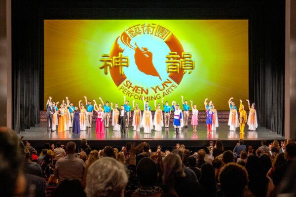 Shen Yun Performing Arts curtain call at Kauffman Center for the Performing Arts - Muriel Kauffman Theatre, in Kansas City, on Oct. 10, 2021. (NTD Television)
