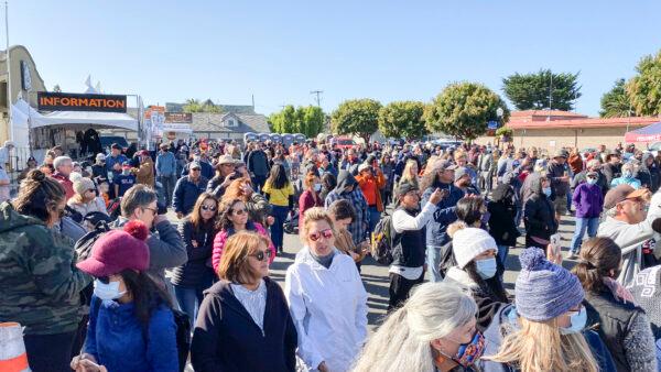 Attendees at the 48th Safeway World Championship Pumpkin Weigh-Off in Half Moon Bay, Calif., on Oct. 11, 2021. (Ilene Eng/The Epoch Times)