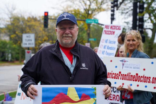 David Smith stands at a protest against against NorthShore University HealthSystem's vaccine mandate outside Evanston Hospital in Evanston, Ill., on Oct. 12, 2021. (Cara Ding/The Epoch Times)