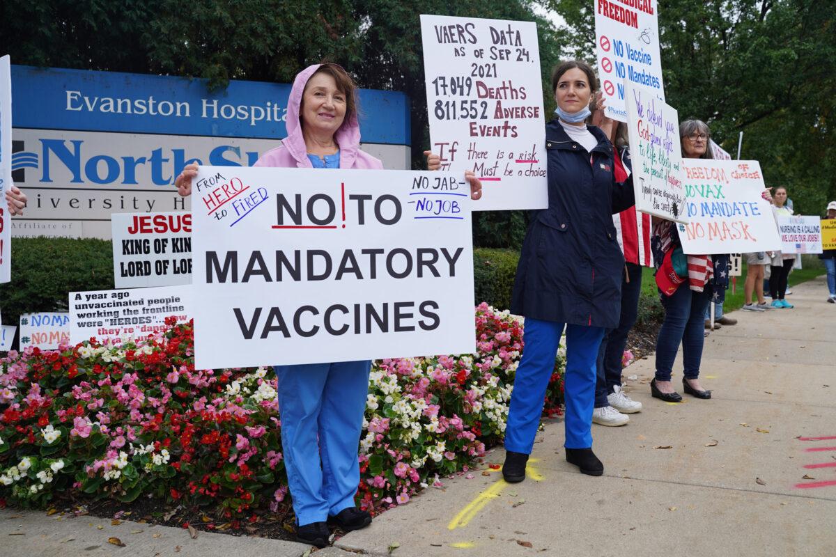 Health care workers protest against NorthShore University HealthSystem's vaccine mandate outside Evanston Hospital in Evanston, Ill., on Oct. 12, 2021. (Cara Ding/The Epoch Times)
