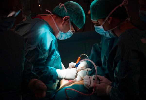 Doctors perform a kidney transplant in a file photograph. (Pierre-Philippe Marcou/AFP via Getty Images)