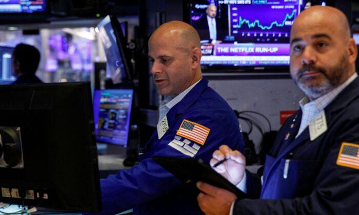 Tech Stocks Lift Nasdaq, Banks Weigh on S&P 500, Dow