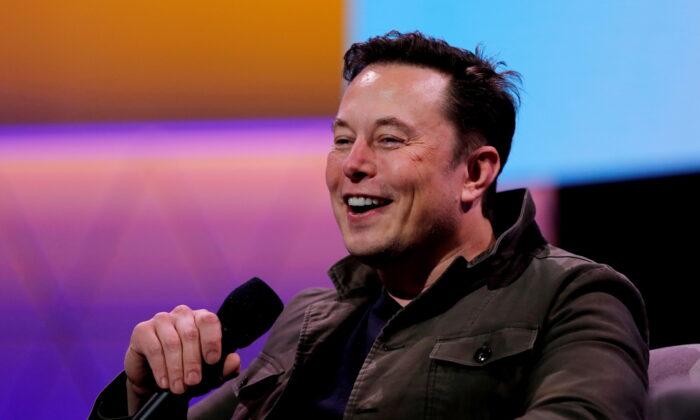 Musk Tweets He Is in Talks With Airlines to Install Starlink Broadband