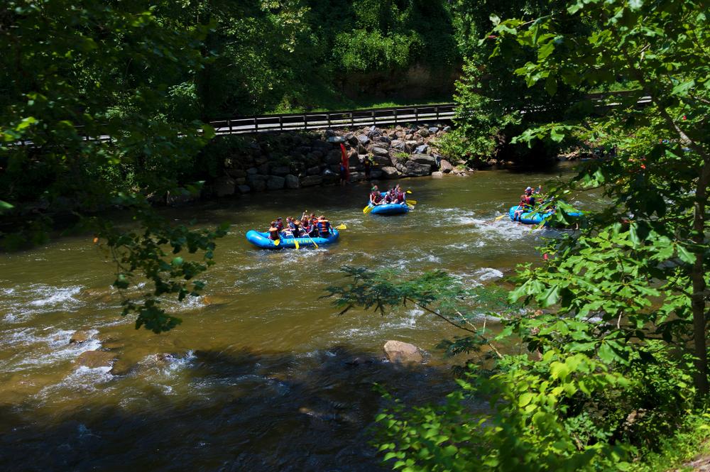 The Nantahala River welcomes many paddling enthusiasts.<br/>(Dee Browning/Shutterstock)