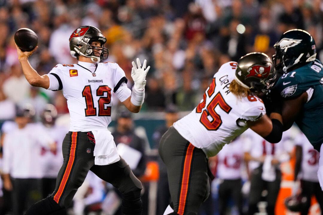 Tom Brady Throws 2 Touchdown Passes, Buccaneers Beat Eagles 28–22