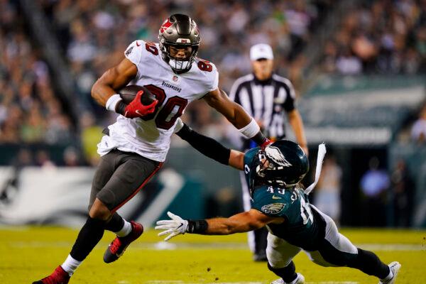 Tampa Bay Buccaneers tight end O.J. Howard (80) runs with the ball past Philadelphia Eagles outside linebacker Alex Singleton (49) during the first half of an NFL football game in Philadelphia, on Oct. 14, 2021. (Matt Slocum/AP Photo)