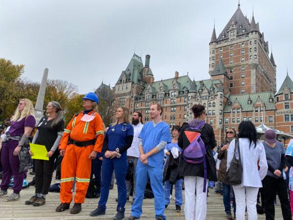 Frontline workers and first responders standing in front of Château Frontenac in Quebec City on Oct. 15, 2021. (Sonia Rouleau/The Epoch Times)