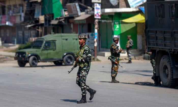6 Fighters, 2 Workers Killed in Violence in Kashmir