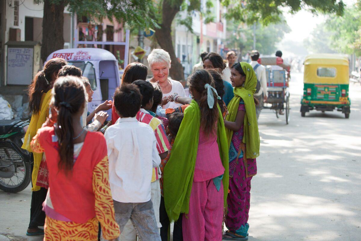 Evelyn Greenslade (Judy Dench) and local Indian girls in "The Best Exotic Marigold Hotel." (Fox Searchlight Pictures)