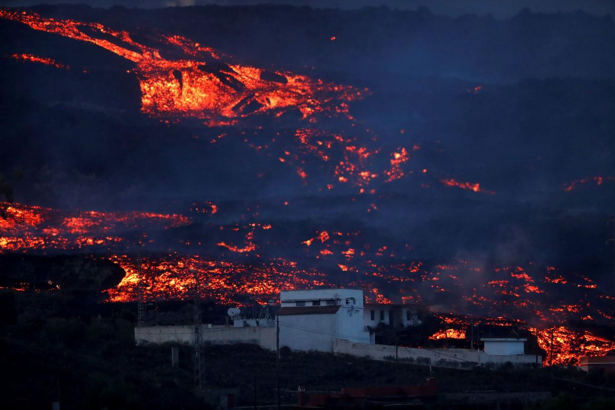 La Palma Evacuees See No End to Ordeal After Month of Volcanic Eruption