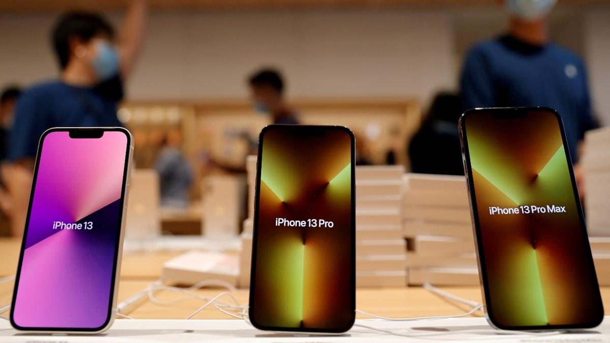 Apple to Sell Fewer iPhones as Chip Crisis Bites, JP Morgan Says