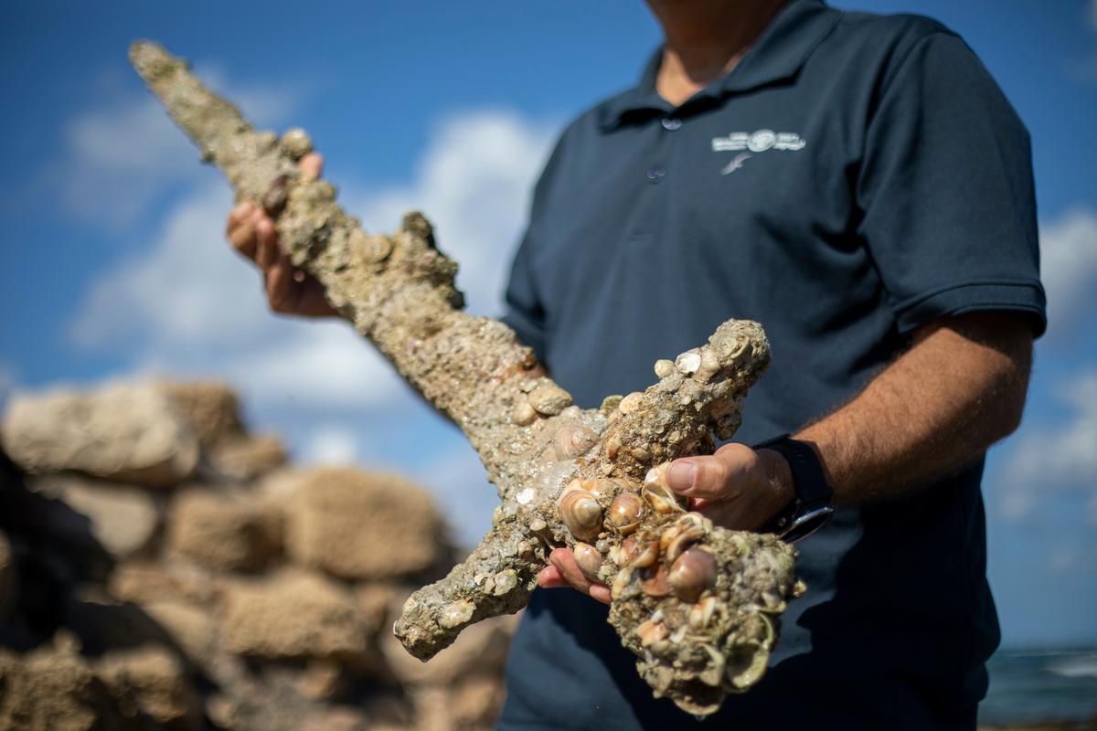 Israeli Scuba Diver Discovers Ancient Crusader Sword