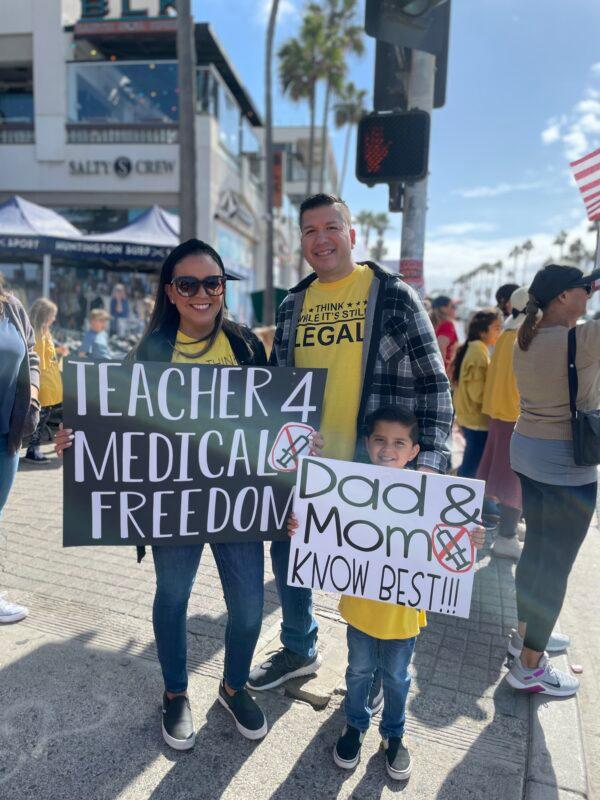 Hundreds of parents, teachers, and students rallied nearby the Huntington Beach pier as part of the state-wide "walk-out" to denounce California’s COVID-19 vaccine mandate for K-12 students in Huntington Beach, Calif., on Oct. 18, 2021. (Vanessa Serna/The Epoch Times)