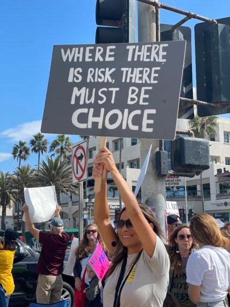 Hundreds of parents, teachers, and students rallied nearby the Huntington Beach pier as part of the state-wide "walk-out" to denounce California’s COVID-19 vaccine mandate for K-12 students in Huntington Beach, Calif., on Oct. 18, 2021. (Vanessa Serna/The Epoch Times)