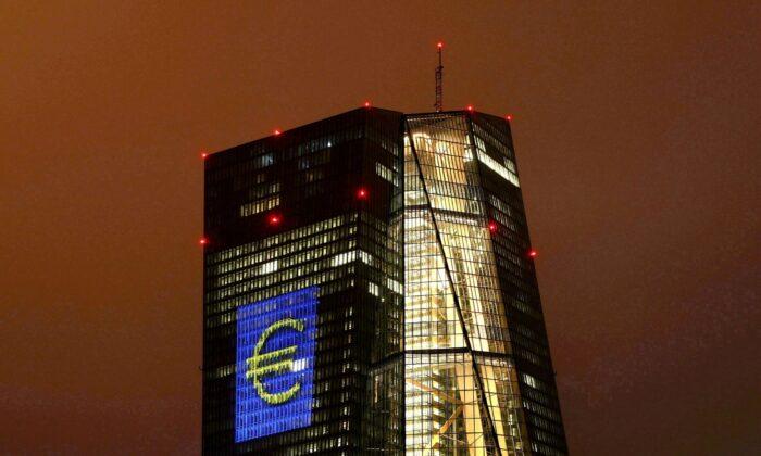 ECB Holds Policy Unchanged, Keeping Stimulus Taps Wide Open