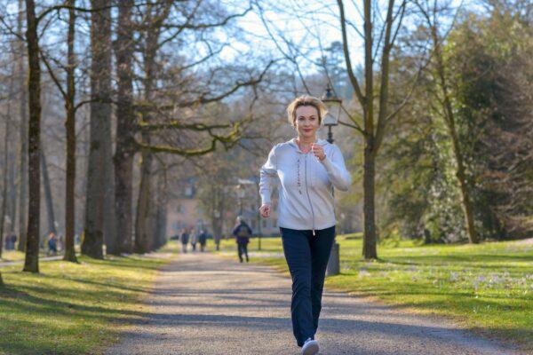 As little as 20 minutes of fast walking can be enough to lower inflammatory markers in the body. (michaelheim/Shutterstock)