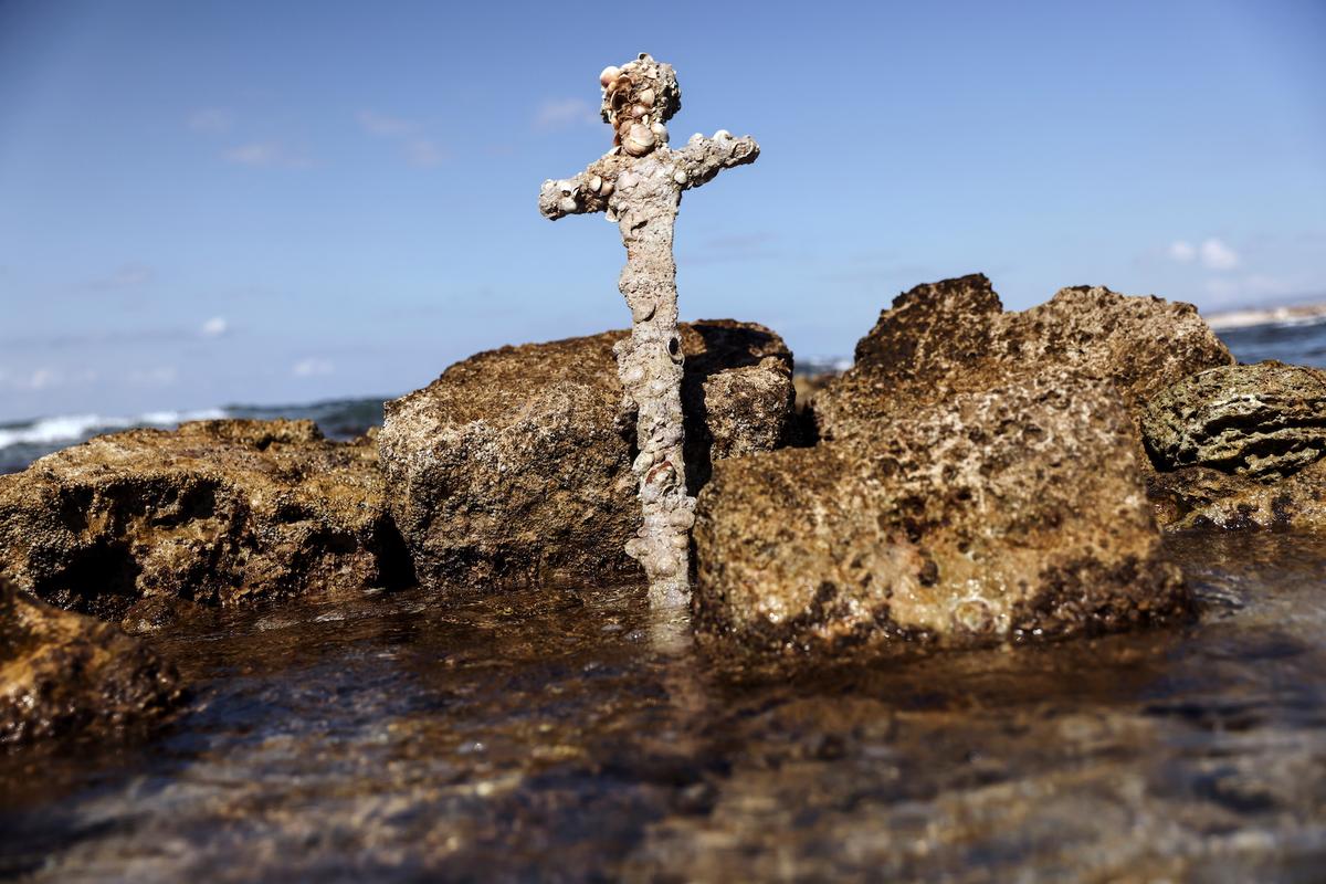 The sword, believed to be approximately 900 years old, was found encrusted with marine organisms. (Reuters/Ronen Zvulun)