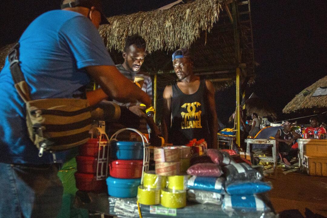 Thousands of Haitians Leave Colombia for the United States