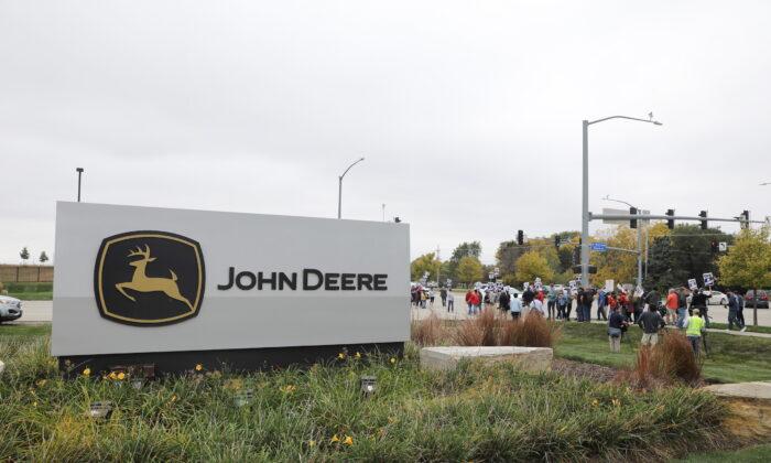 US Agriculture Secretary Vilsack Offers Support to Striking Deere Workers