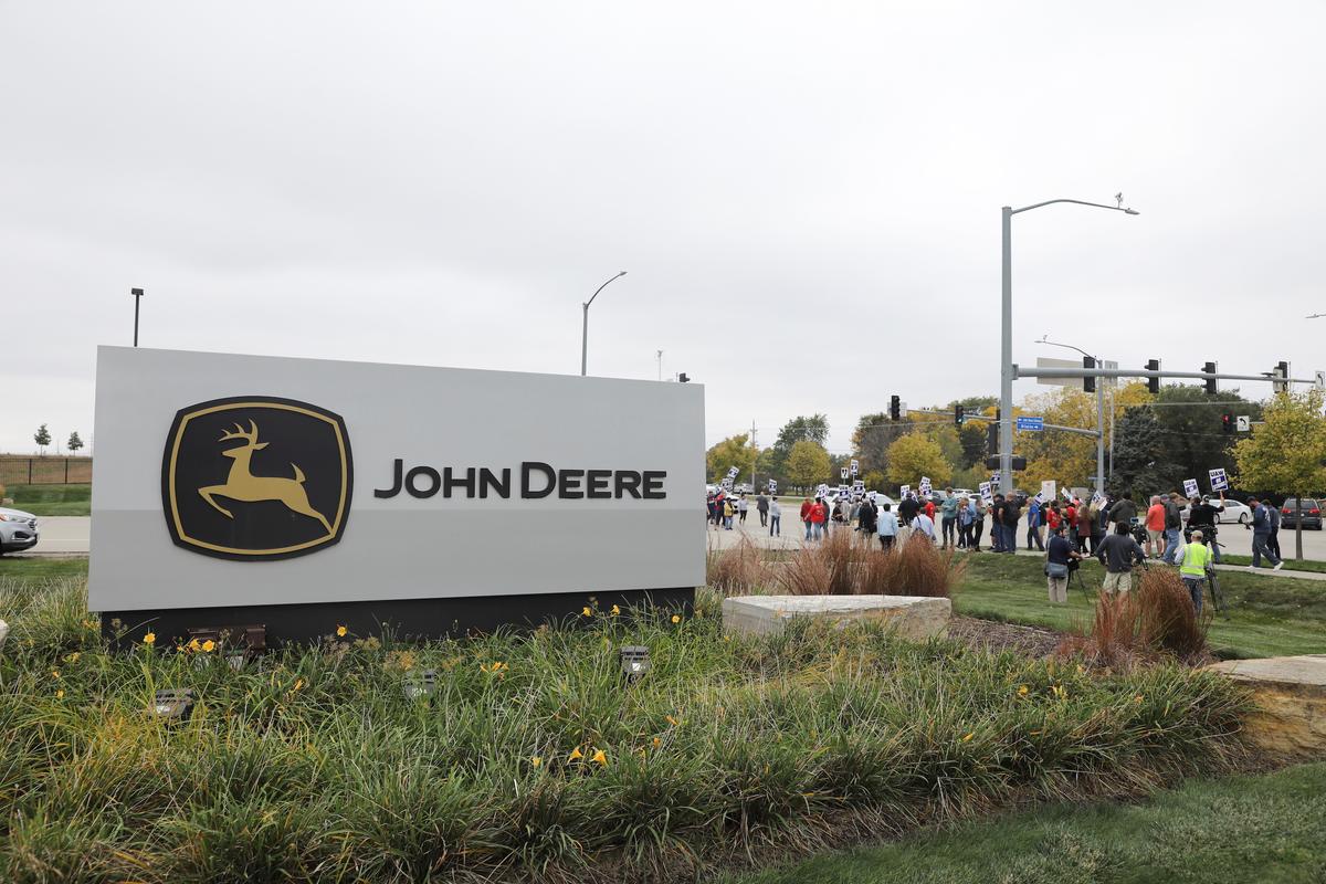 US Agriculture Secretary Vilsack Offers Support to Striking Deere Workers