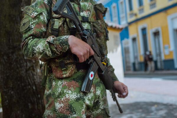 An armed soldier near Plaza Bolivar in Bogotá on Oct. 15, 2021. (Alejandro Gomez/The Epoch Times)