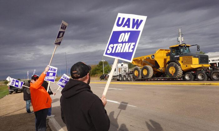 Deere Workers Extend Strike After Rejecting 2nd Contract Offer
