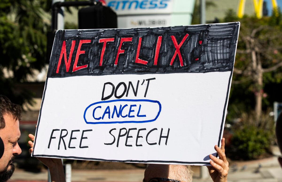 A counter-protestor holds a sign voicing support for a Dave Chapelle comedy special currently airing on Netflix in front of Netflix's Vine Street offices in Los Angeles on Oct. 20, 2021. (John Fredricks/The Epoch Times)