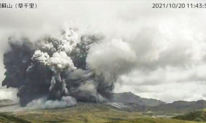 Volcano in Southern Japan Erupts With Massive Smoke Column