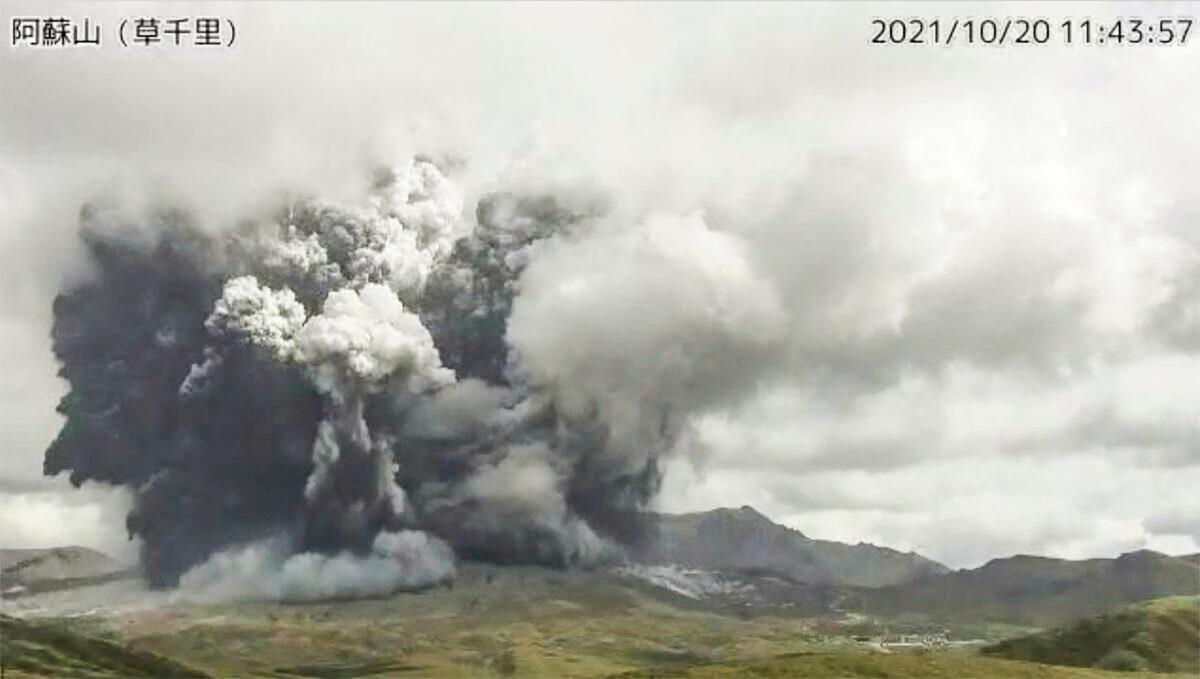 Volcano in Southern Japan Erupts With Massive Smoke Column