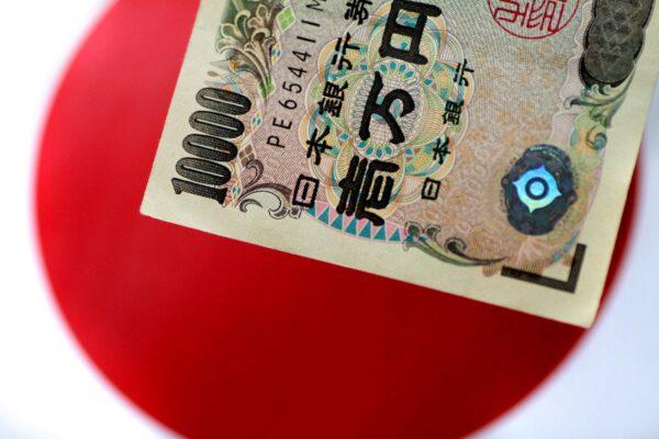 A Japan yen note is seen in this illustration photo taken on June 1, 2017. (Thomas White/Illustration/Reuters)