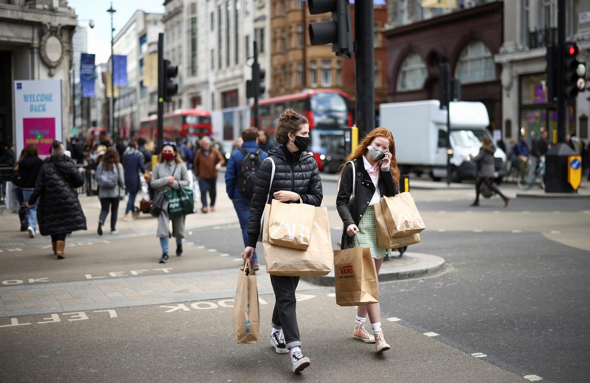 UK Retail Sales Fall in Sept Despite Panic Buying of Fuel