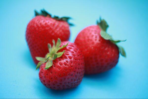 Three strawberries. (Hal Gatewood vía Unsplash)