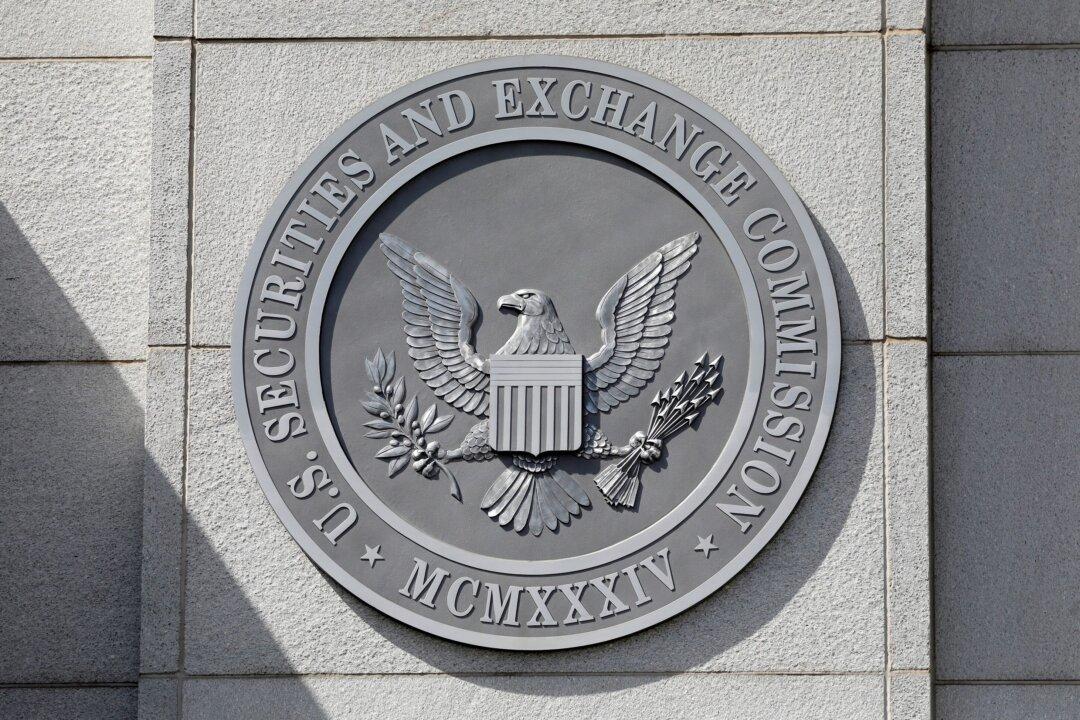US Fines 16 Wall Street Firms $1.8 Billion for Talking Deals, Trades on Personal Apps