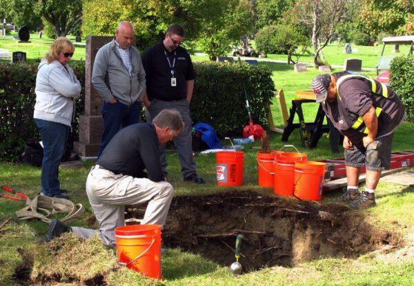 Workers and medical examiner crew members exhume the body of Jane Doe #3 from a cemetery in Anchorage, Alaska on Sept. 3, 2014. (AP Photo/Rachel D'Oro)