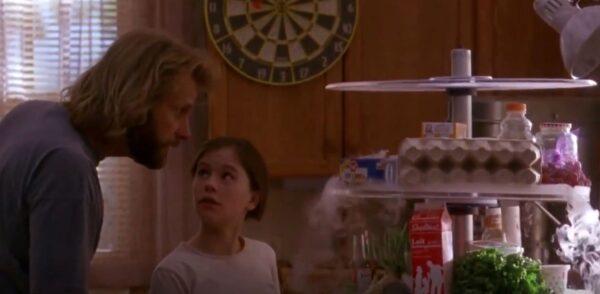 Tom (Jeff Daniels) showing daughter Amy (Anna Paquin) one of his zany inventions. (Columbia Pictures)