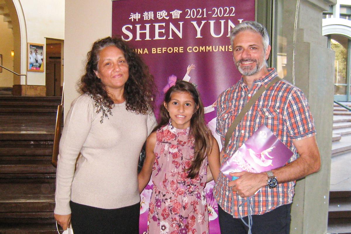 Shen Yun Bridges Ancient With Modern: Consultant