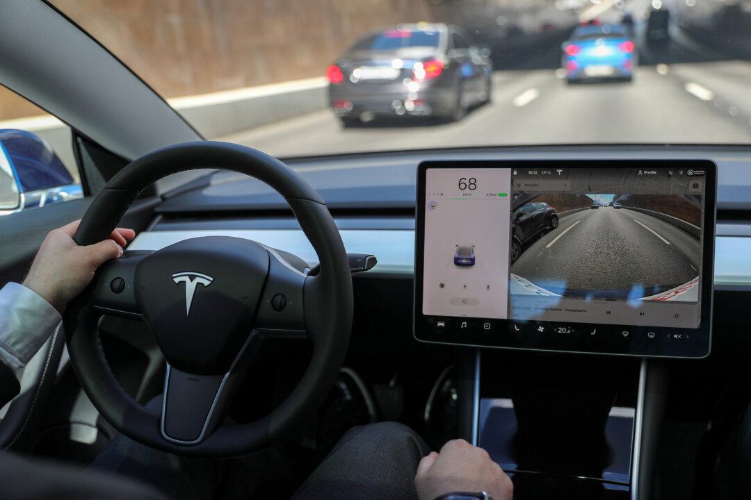 NHTSA in Talks With Tesla Over Reports of Autopilot Camera Failure