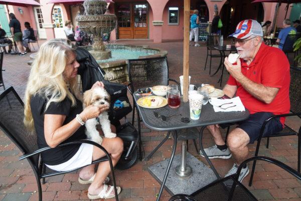 Marlane and Jack King enjoy breakfast outside with their “fur-baby” Cocoa at the St. George Inn, Oct. 15, 2021. (Jann Falkenstern/Epoch Times)